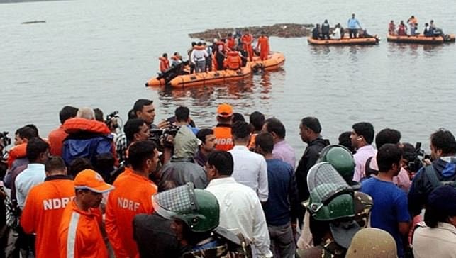 கோதாவரி ஆற்றில் கவிழ்ந்த சுற்றுலா படகு - 12 பேர் பலி : தொடரும் மீட்புப் பணி