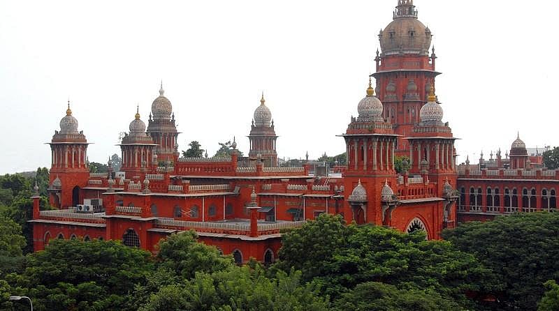 அரசுப் பள்ளி மாணவர்களுக்கான காலணிகள் வழங்கும் டெண்டரில் முறைகேடு? - அரசு பதிலளிக்க ஐகோர்ட் ஆணை!