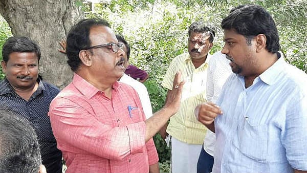 பழுதடைந்த சாலைகள்;  அலட்சியம் காட்டிய அதிகாரிகளை கேள்விக்கேட்டு திணற வைத்த தி.மு.க எம்.பி செந்தில்குமார்!