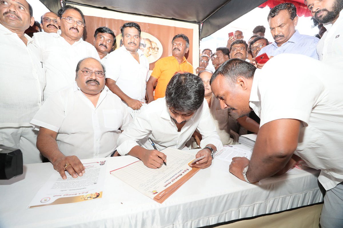 தி.மு.க-வில் இணைய ஆர்வம் காட்டும் இளைஞர்கள் : பெரும் பாய்ச்சலில் உறுப்பினர் சேர்க்கை - உதயநிதி உற்சாகம்