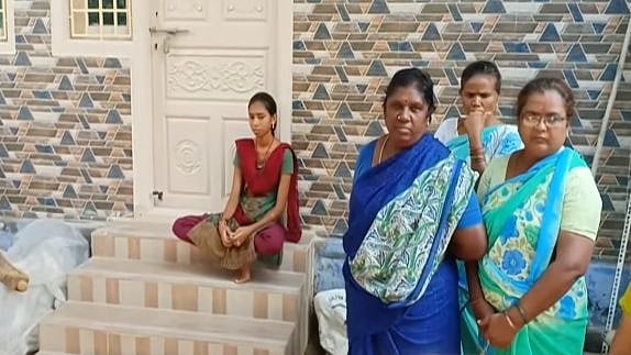 “காதலனுடன் சேர்த்து வையுங்கள்” : தலைமறைவான காதலன் வீட்டு முன்பு இளம்பெண் தர்ணா!