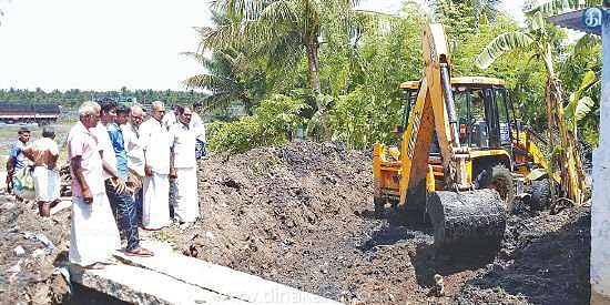 மக்கள் தூர்வாரிய கால்வாயை, அரசு செலவில் தூர்வாரியதாக கணக்கு காட்டி 5 லட்சம் ரூபாயை சுருட்டிய அதிகாரிகள்!