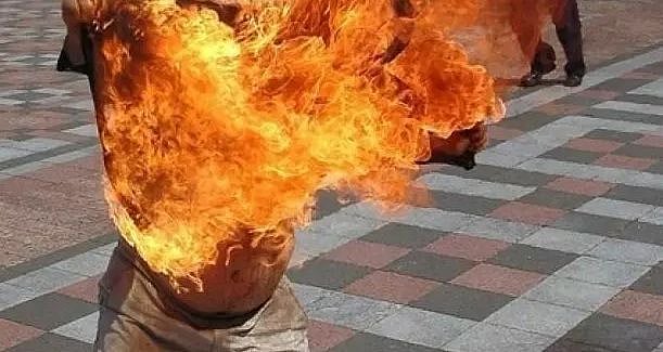 மதத்தால் காதலுக்கு ஏற்பட்ட எதிர்ப்பு - காதலி வீட்டின் முன்பு தீக்குளித்த காதலன் உயிரிழப்பு