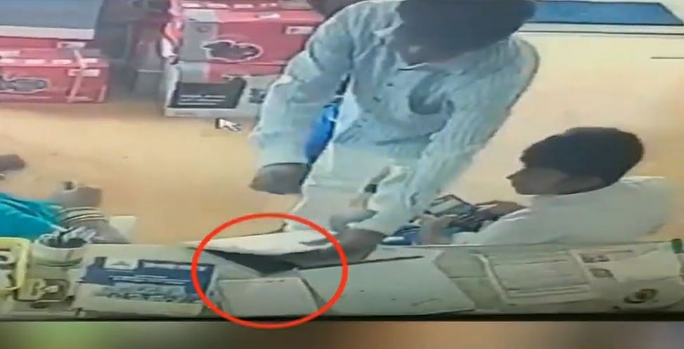 நிதி வசூலிப்பது போல பேசி கடைகளில் செல்போனை அபேஸ் செய்த மர்ம நபர் : அருப்புக்கோட்டையில் பரபரப்பு!