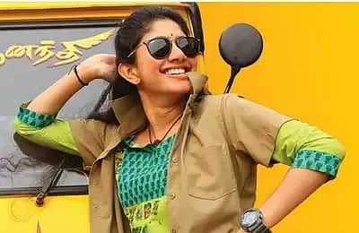 கடற்கரையில் தாயுடன் போஸ் கொடுக்கும் குழந்தை... சமூக வலைதளங்களில் வைரலாகும் போட்டோவில் இருப்பது யார்?