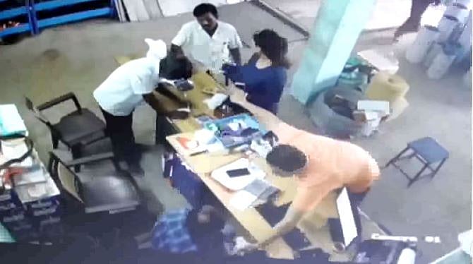 செல்ஃபி எடுப்பது போல பேச்சுக்கொடுத்து, தமிழகத்தில் ஆயிரக்கணக்கில் பணத்தை அபேஸ் செய்த வெளிநாட்டினர்!