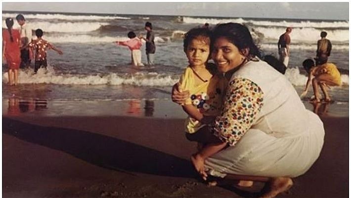 கடற்கரையில் தாயுடன் போஸ் கொடுக்கும் குழந்தை... சமூக வலைதளங்களில் வைரலாகும் போட்டோவில் இருப்பது யார்?