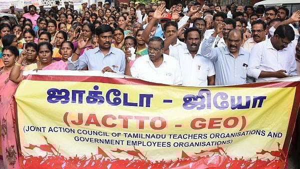 “கொடுத்த வாக்குறுதி என்னாச்சு ?” : போராடிய ஆசிரியர் - அரசு ஊழியர்களை பழிவாங்கும் அ.தி.மு.க அரசு!