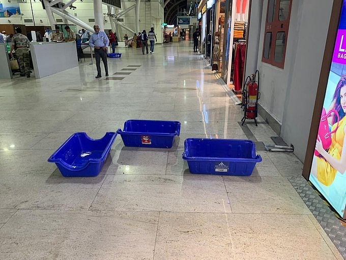 மிதமான மழைக்கே சென்னை விமான நிலையத்தின் கதி இதுவென்றால், நவம்பா்,டிசம்பா் மழைக்கு என்னவாகும்?