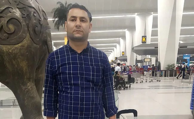 முதியவர் போல வேடமிட்டு அமெரிக்கா செல்ல முயன்ற பலே கில்லாடி - போலிஸில் வசமாக சிக்கியது எப்படி தெரியுமா?