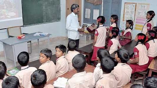 “மொழிப்பாடங்களை ஒரே தாளாக மாற்றுவது வேரிலேயே வெந்நீர் ஊற்றி அழிக்கும் முயற்சி”-ஆசிரியர் சங்கம் எதிர்ப்பு!