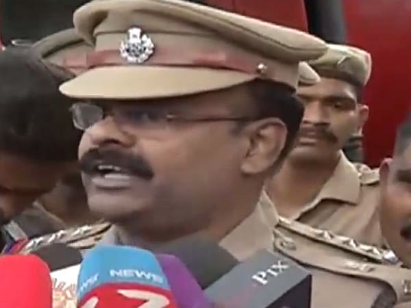 வேலையே செய்யாமல் சும்மா இருந்த அதிகாரிக்கு காவல்துறை விருதா ? - கொந்தளிக்கும் பொன்.மாணிக்கவேல்