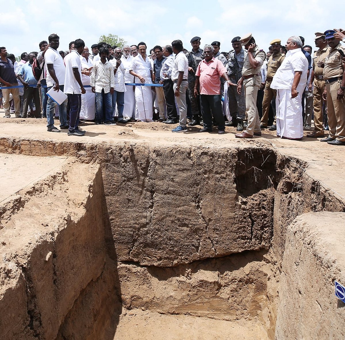 ஆதித் தமிழரைத் தேடி... கீழடியில் தி.மு.க தலைவர் மு.க.ஸ்டாலின்... (ALBUM)