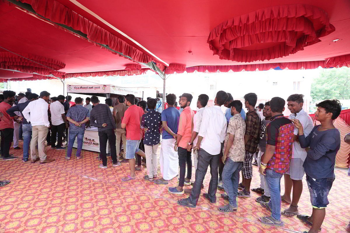 தி.மு.க-வில் இணைய ஆர்வம் காட்டும் இளைஞர்கள் : பெரும் பாய்ச்சலில் உறுப்பினர் சேர்க்கை - உதயநிதி உற்சாகம்