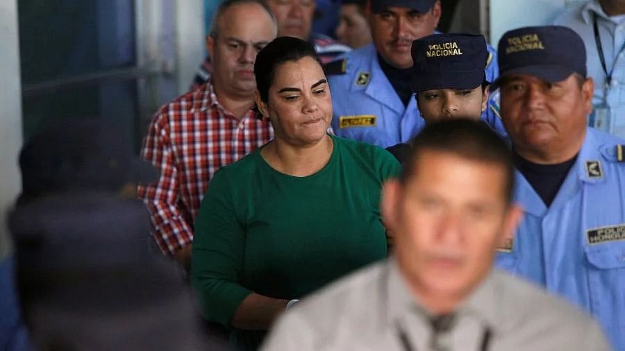 ஏழை குழந்தைகளுக்கு காலணி வாங்க ஒதுக்கிய நிதியில் நகை வாங்கிச்சேர்த்த அதிபரின் மனைவிக்கு 58 ஆண்டுகள் சிறை!