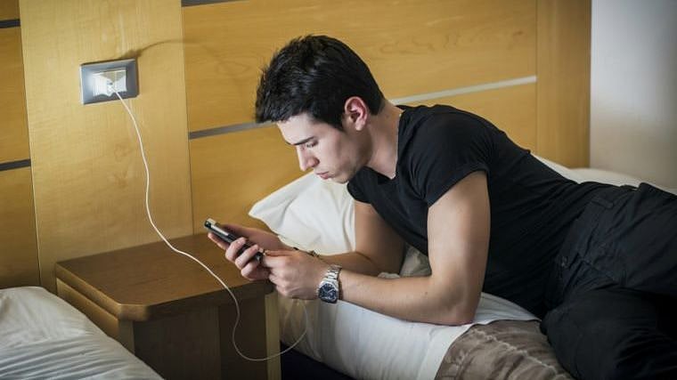 செல்போனை சார்ஜ் செய்தவாறு பயன்படுத்திய இளைஞர் பலி... கரூரில் பயங்கரம்!