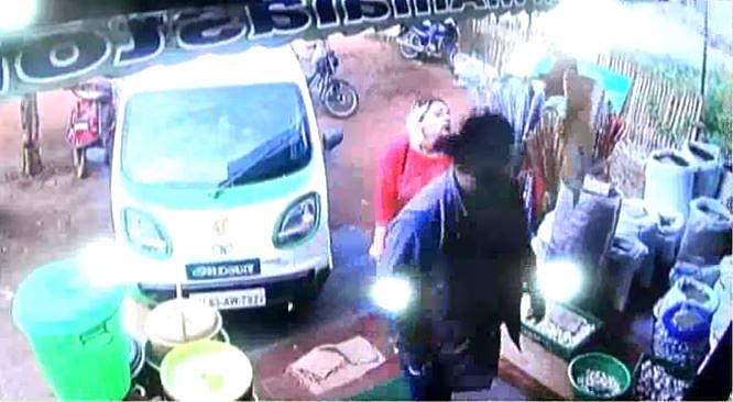 செல்ஃபி எடுப்பது போல பேச்சுக்கொடுத்து, தமிழகத்தில் ஆயிரக்கணக்கில் பணத்தை அபேஸ் செய்த வெளிநாட்டினர்!