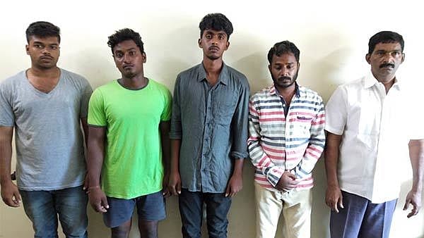 வாகனம் நிறுத்துவதில் ஏற்பட்ட தகராறு : தியேட்டர் ஊழியர்களை தாக்கிய அ.ம.மு.க.வினர்!