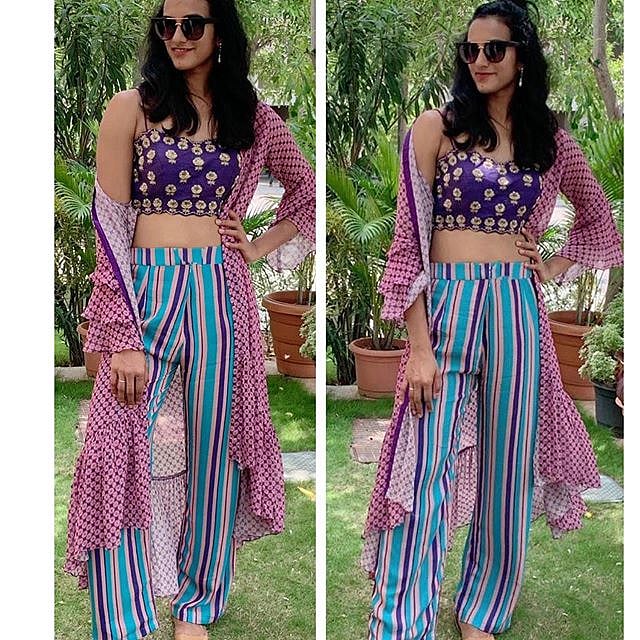 இப்படியும் போஸ் கொடுக்கலாம்...