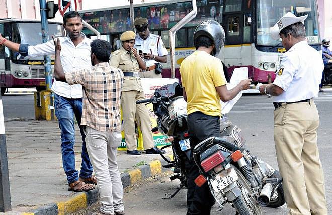 “அச்சுறுத்தும் புதிய மோட்டார் வாகனச் சட்டம்” 4 நாட்களில் ரூ.1.41 கோடி வசூல் வேட்டை : அதிர்ச்சி தகவல்!