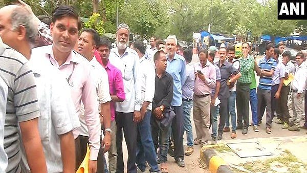 எகிறும் வெங்காய விலை : குறைந்த விலையில் விற்கும் டெல்லி அரசு - வரிசையில் நின்று வாங்கிச் செல்லும் மக்கள்