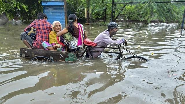 வெள்ளத்தில் மிதக்கும் உத்தரப் பிரதேசம் : கனமழையால் பலியானவர்கள் எண்ணிக்கை 44 ஆக உயர்வு!