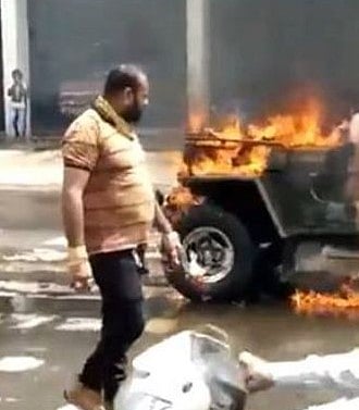 ‘டிக்-டாக்’ படுத்தும்பாடு : நடுரோட்டில் தனது ஜீப்பையே பெட்ரோல் ஊற்றி எரித்த தொழிலதிபர்- வைரலாகும் வீடியோ!