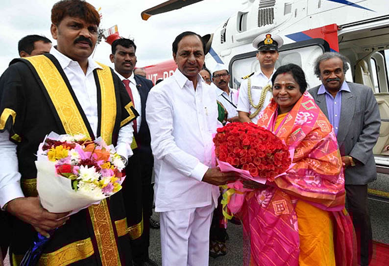 தெலங்கானா ஆளுநராக பதவியேற்றார் தமிழிசை - தந்தை காலைத் தொட்டு வாழ்த்து பெற்று ராஜ்பவன் சென்றார்!