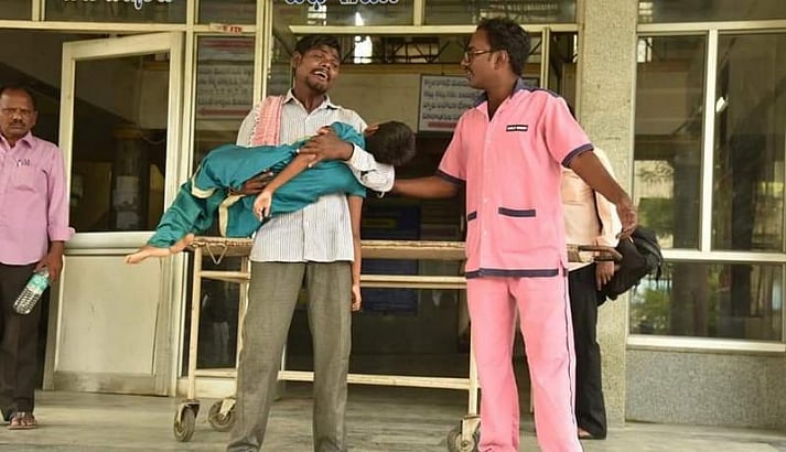 ஆம்புலன்ஸூக்கு பணம் இல்லை; மகளின் சடலத்தை கையில் ஏந்தி சென்ற தந்தை : தெலங்கானாவில் நடந்த அவலம் !