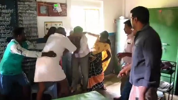 பள்ளிக்கூடத்தில் நடந்த ‘அந்த’சம்பவம்: ஆசிரியருக்கு தர்ம அடி- பொதுமக்கள் ஆவேசம்!
