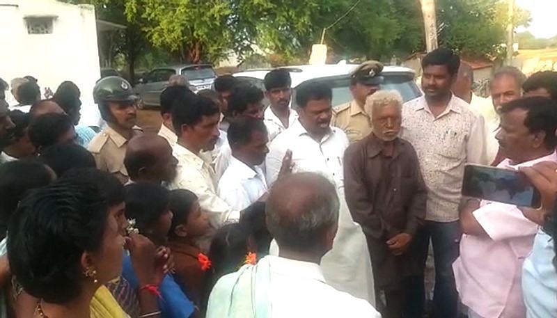 தலித் என்பதால் எம்.பி-யை ஊருக்குள் அனுமதிக்க மறுத்த கிராம மக்கள் : கர்நாடகாவில் அதிர்ச்சி!