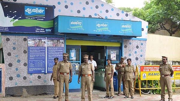 #ADMKScams: பாலில் தண்ணீர் கலந்து மோசடி - கெட்டுப்போனதாக கணக்கு காட்டி ஆவின் நிறுவனத்தில் பல கோடி ஊழல்!