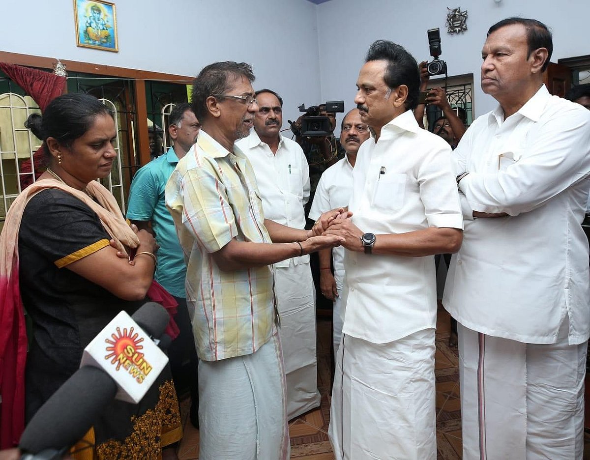 “இதுவே கடைசியாக இருக்கும்” : சுபஸ்ரீ குடும்பத்தினரைச் சந்தித்து ஆறுதல் தெரிவித்த மு.க.ஸ்டாலின்!