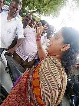 வாக்குவாதத்தில் ஈடுபடும் சரண்யா