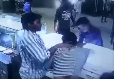 வாகனம் நிறுத்துவதில் ஏற்பட்ட தகராறு : தியேட்டர் ஊழியர்களை தாக்கிய அ.ம.மு.க.வினர்!