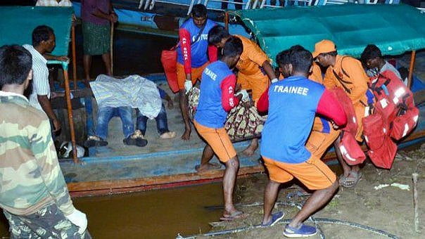 கோதாவரி ஆற்றில் கவிழ்ந்த சுற்றுலா படகு - 22 பேர் மாயம் : தொடரும் மீட்புப் பணி