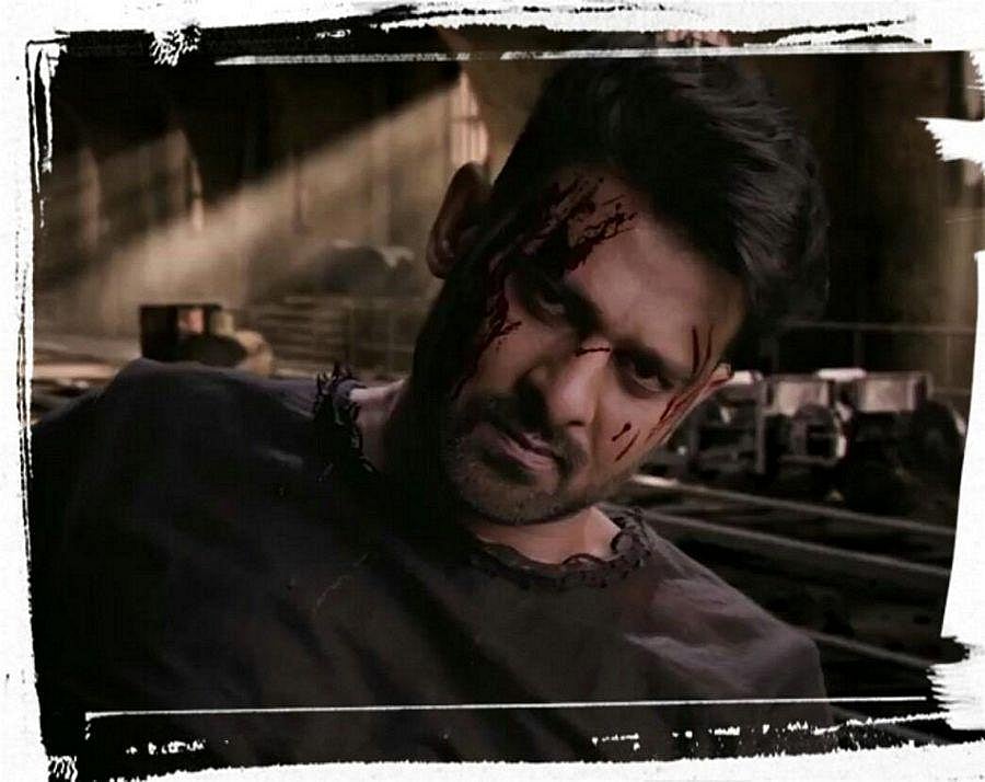 பிரெஞ்ச் பட காப்பி, செட் திருட்டு , போஸ்டர் திருட்டு : 350 கோடியில் உருவான ‘சாஹோ’ படத்தை சுற்றும் சர்ச்சை