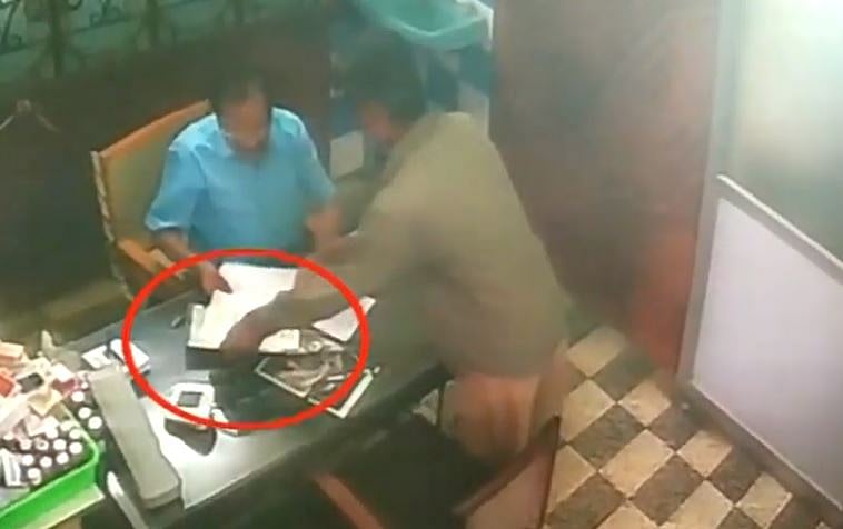 நிதி வசூலிப்பது போல பேசி கடைகளில் செல்போனை அபேஸ் செய்த மர்ம நபர் : அருப்புக்கோட்டையில் பரபரப்பு!