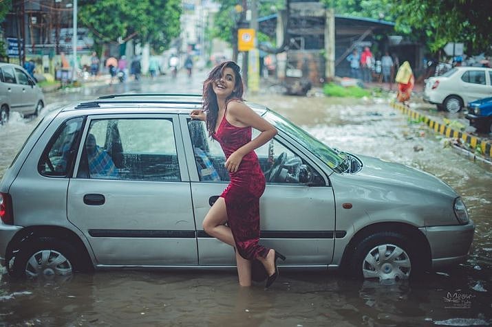 யார் இந்த பெண்? ஏன் மழை  வெள்ளத்தில் ’கவர்ச்சி’ போஸ் கொடுக்கிறார் - வைரலாகும் படங்களின் பின்னணி என்ன ?