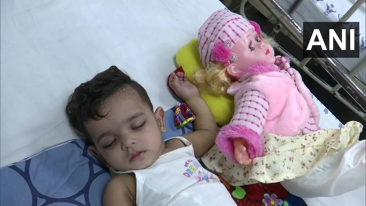 11 மாத குழந்தையை சம்மதிக்க வைக்க பொம்மைக்குச் சிகிச்சை அளித்த மருத்துவர்கள் : டெல்லியில் விநோதம்