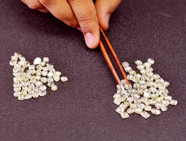 ஜி.எஸ்.டி-யால் முடங்கும் வைரத் தொழில்: மோடியின் சொந்த ஊரில் 60,000 தொழிலாளர்களுக்கு வேலை பறிப்பு!