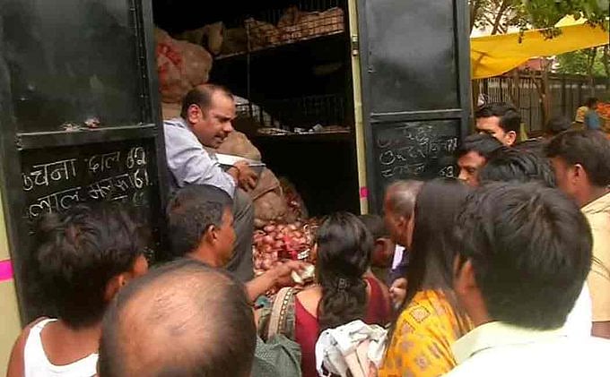 எகிறும் வெங்காய விலை : குறைந்த விலையில் விற்கும் டெல்லி அரசு - வரிசையில் நின்று வாங்கிச் செல்லும் மக்கள்