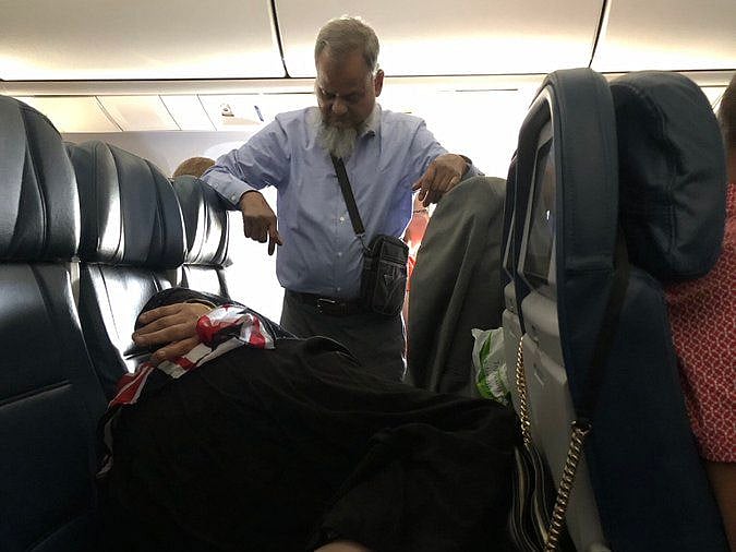 “இதுதான் காதலா?” : மனைவி உறங்குவதற்காக 6 மணி நேரம் நின்றபடி பயணம் செய்த கணவர்!