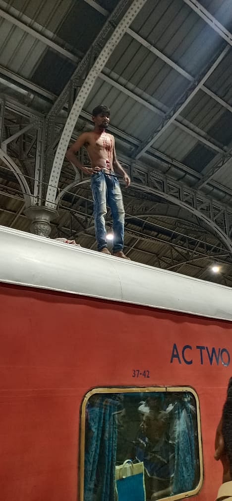 குடி போதையில் ரயில் மீது ஏறி கூச்சலிட்ட இளைஞர்: சென்னை எழும்பூர் ரயில் நிலையத்தில் பரபரப்பு!