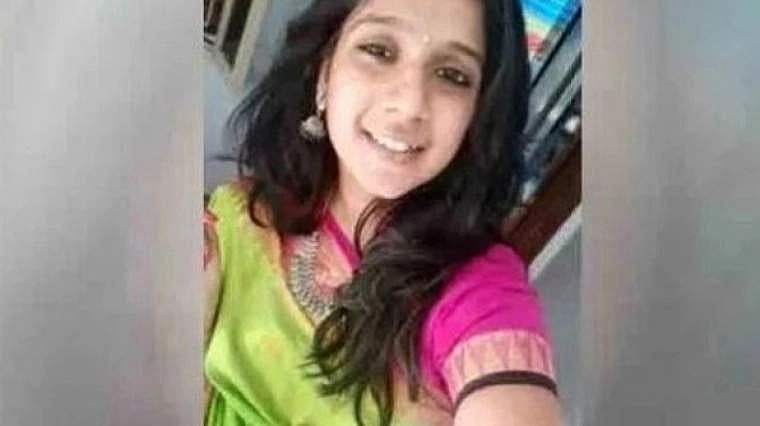 பேனர் விழுந்து இளம்பெண் உயிரிழந்த வழக்கு... ஜெயகோபால் மீது போலிஸார் நடவடிக்கை எடுக்கத் தயங்குவது ஏன்?