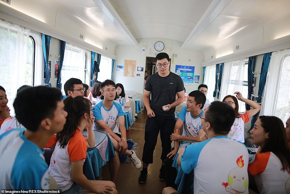 மொரட்டு சிங்கிள்களை மிங்கிளாக்க காதல் ரயில் விட்ட சீன அரசு - இந்தியாவுக்கும் இப்படி ஒரு ரயில் வருமா?