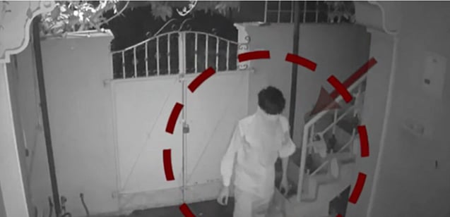 கொள்ளையடிக்கச் சென்ற வீட்டில் இருந்த டி.வி-யை எடுத்து தெருவில் உடைத்த திருடன் : ஏன் இவ்வளவு ஆத்திரம்?