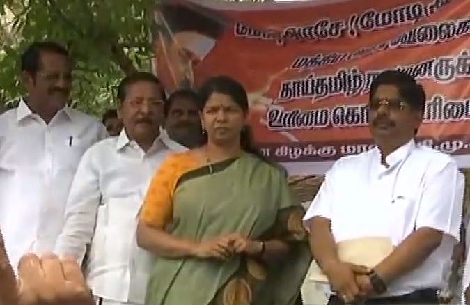 தமிழ் மொழியை புறக்கணித்த ரயில்வேக்கு எதிர்ப்பு: சென்னையில் கனிமொழி தலைமையில் தி.மு.கவினர் போராட்டம் !