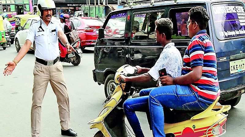 ஹெல்மெட் அணியாமல் சென்ற நபருக்கு அபராதம் விதிக்காமல் விடுவித்த காவலர்கள் : காரணம் என்ன?