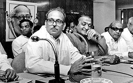 விவரம் இல்லாமல் பேசி, வில்லங்கத்தை விலைக்கு வாங்க வேண்டாம் : முதல்வருக்கு  துரைமுருகன் அறிவுரை!